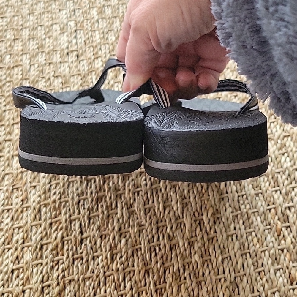 KUAILU black flip flops. Like new condition size 7. - Picture 2 of 6